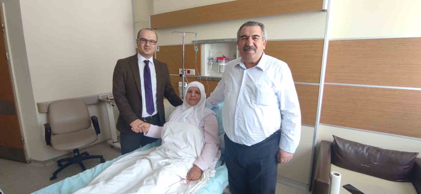 Genç cerrah bu kez annesine şifa oldu