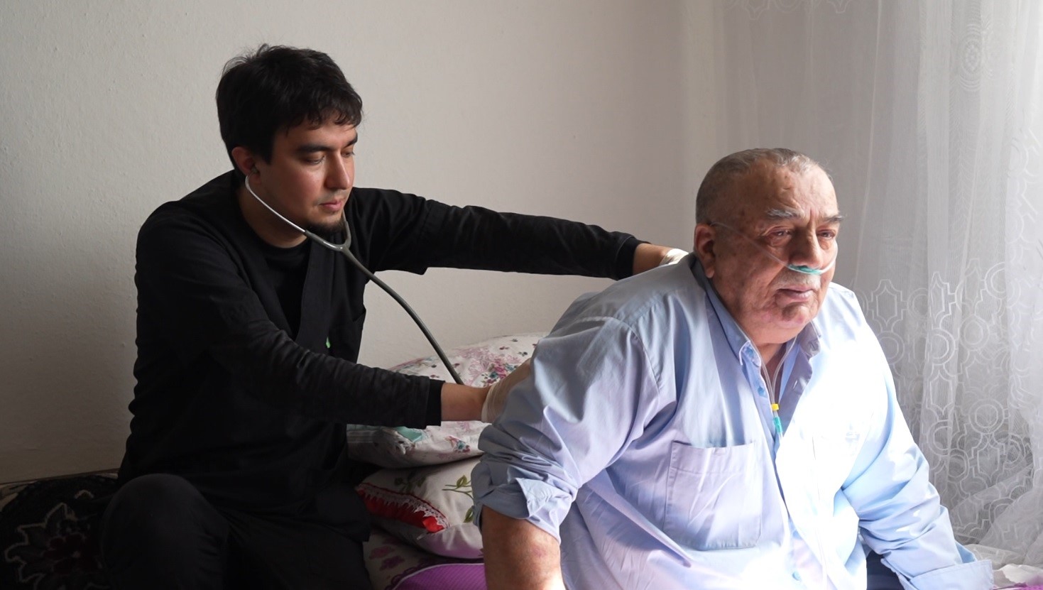 Evde Sağlık Birimi ekipleri karla kaplı köylere giderek hastaları tedavi ediyor