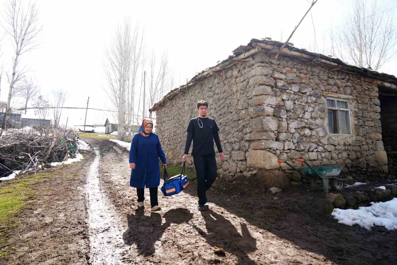 Evde Sağlık Birimi ekipleri karla kaplı köylere giderek hastaları tedavi ediyor