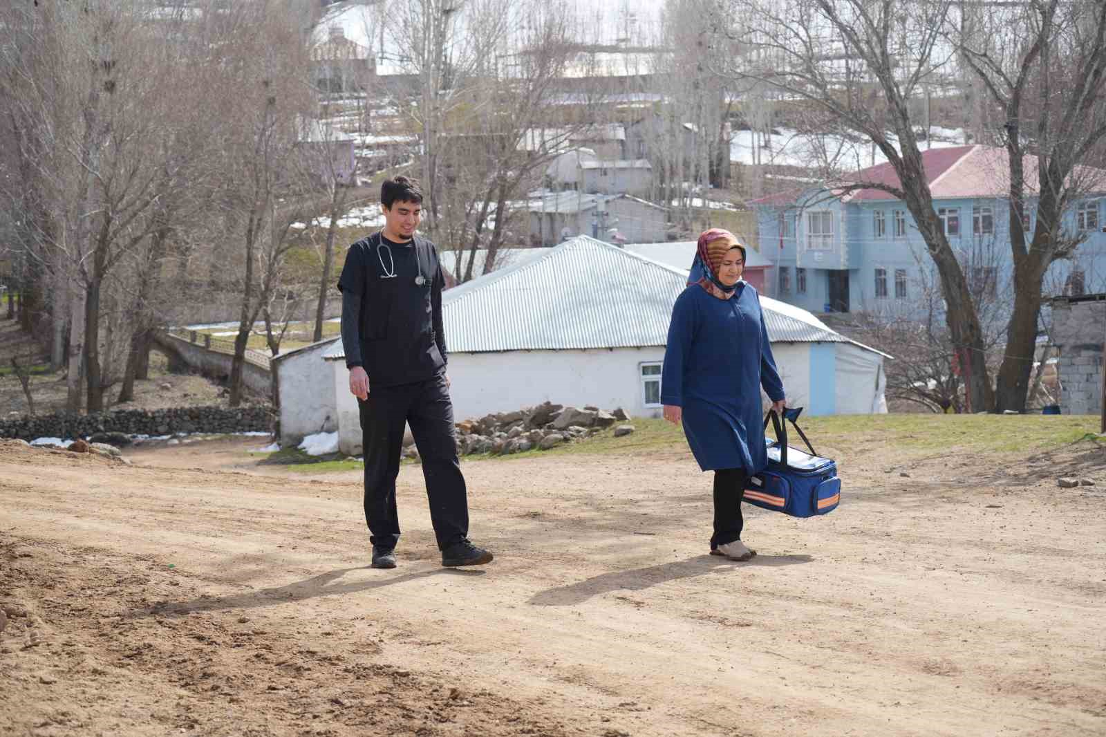Evde Sağlık Birimi ekipleri karla kaplı köylere giderek hastaları tedavi ediyor