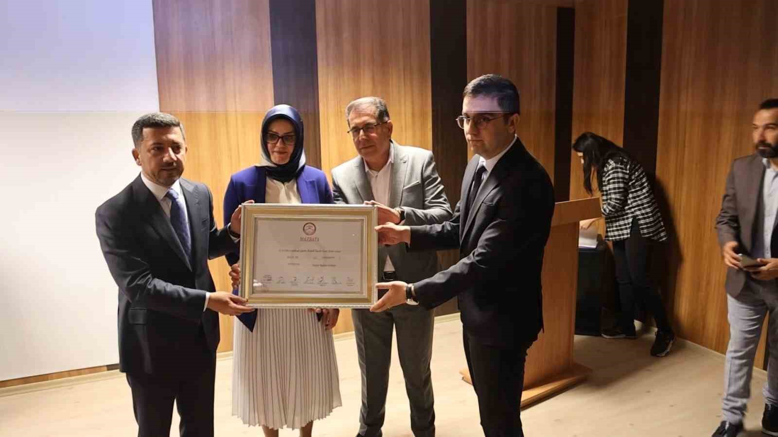 Mazbatasını alan İYİ Partili Rasim Arı: 