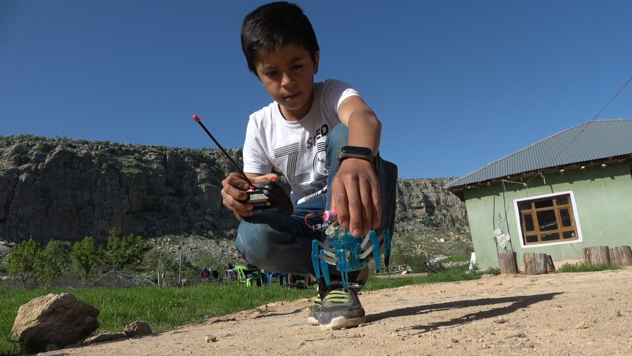14 yaşındaki çocuk geri dönüşüm malzemeleriyle teknolojik aletler yaptı