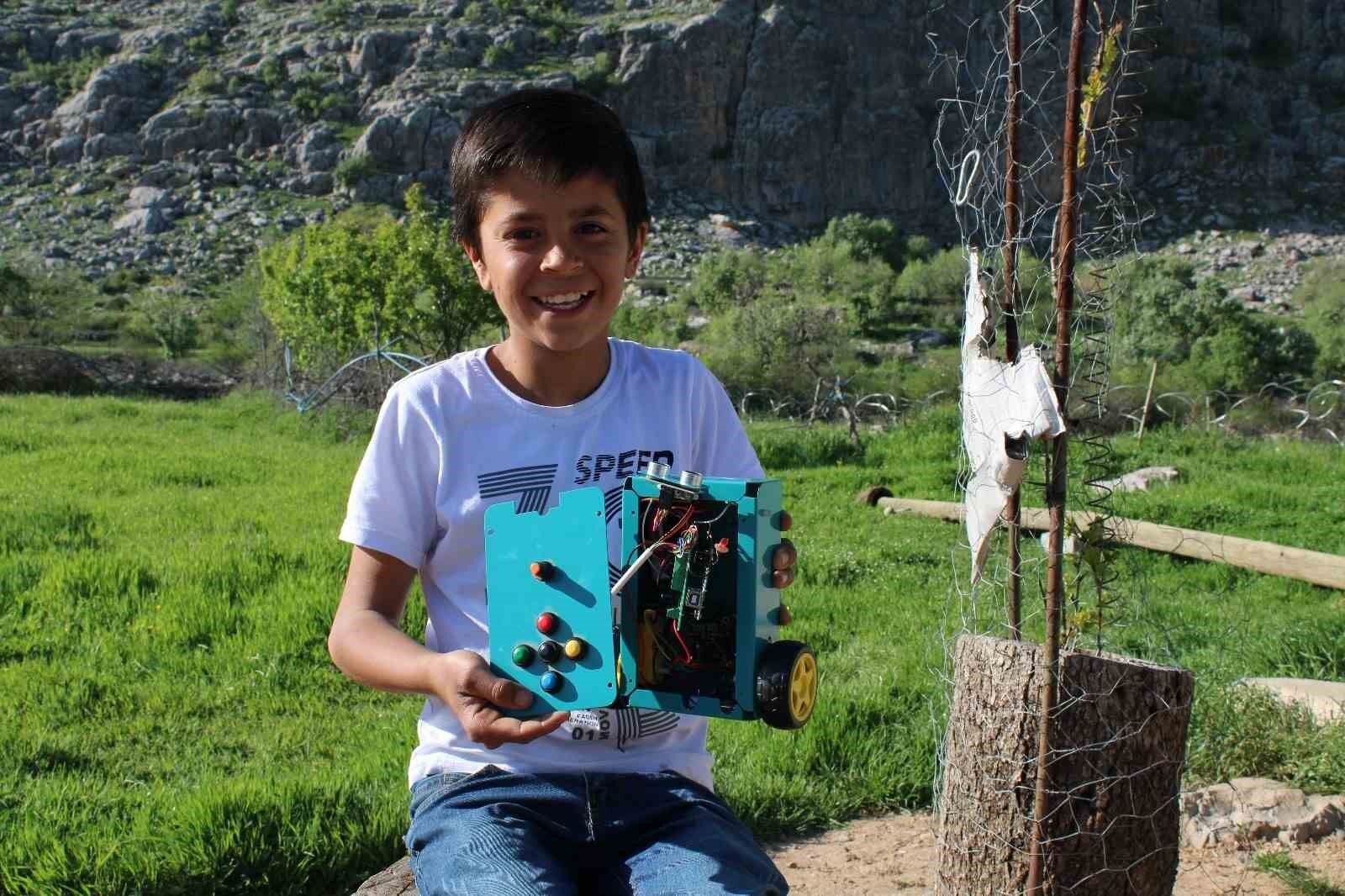 14 yaşındaki çocuk geri dönüşüm malzemeleriyle teknolojik aletler yaptı