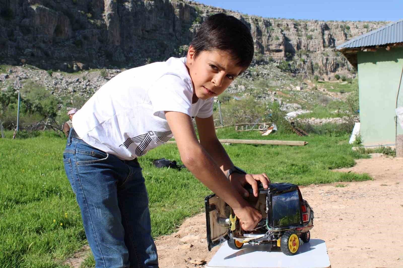 14 yaşındaki çocuk geri dönüşüm malzemeleriyle teknolojik aletler yaptı