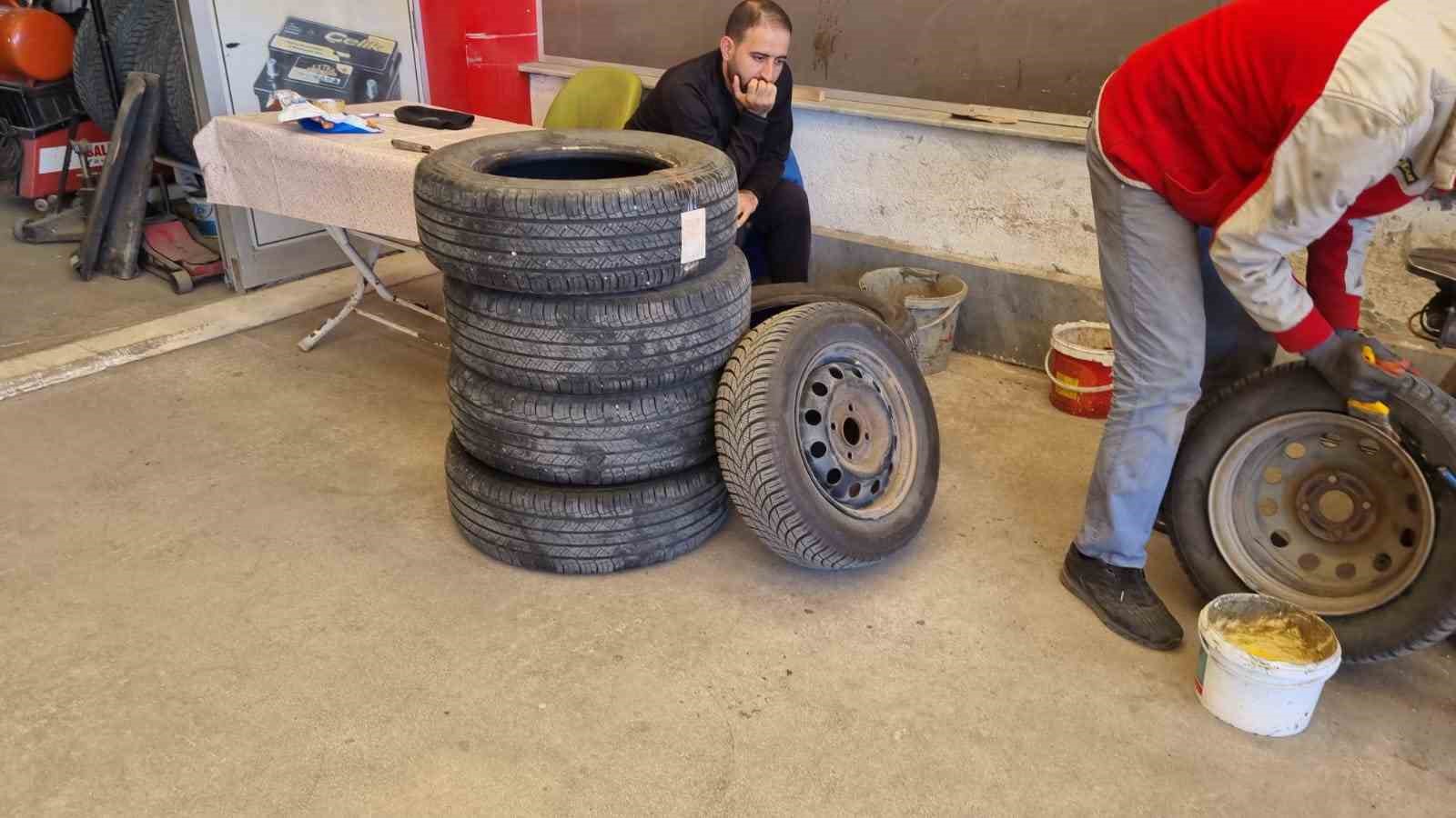 Kış lastiği zorunluluğunun kalkmasıyla oto lastikçiler hareketlendi