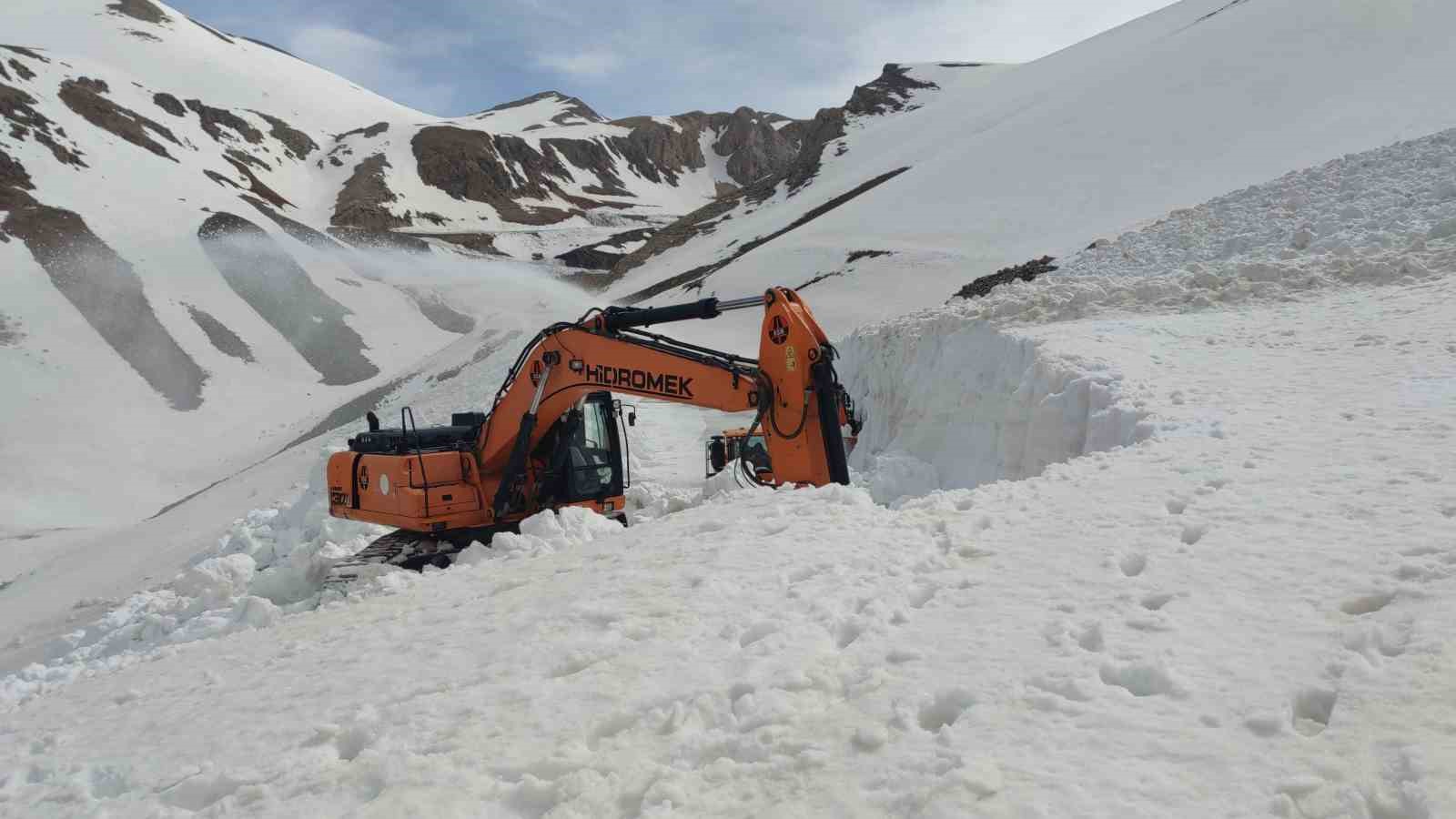 Van-Bahçesaray karayolu 130 gündür kapalı