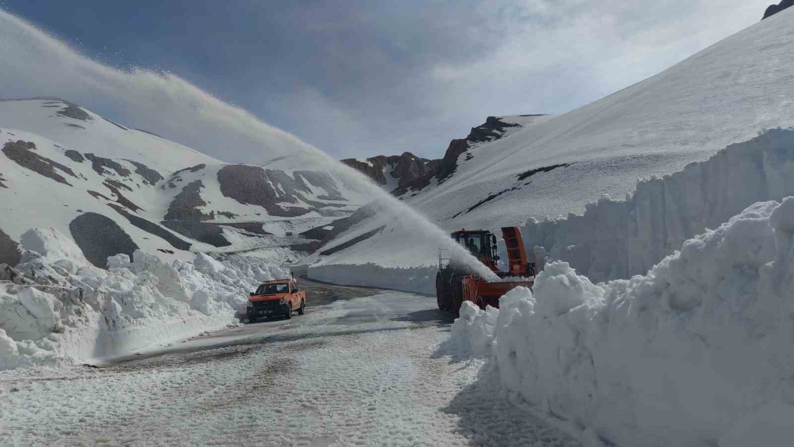 Van-Bahçesaray karayolu 130 gündür kapalı