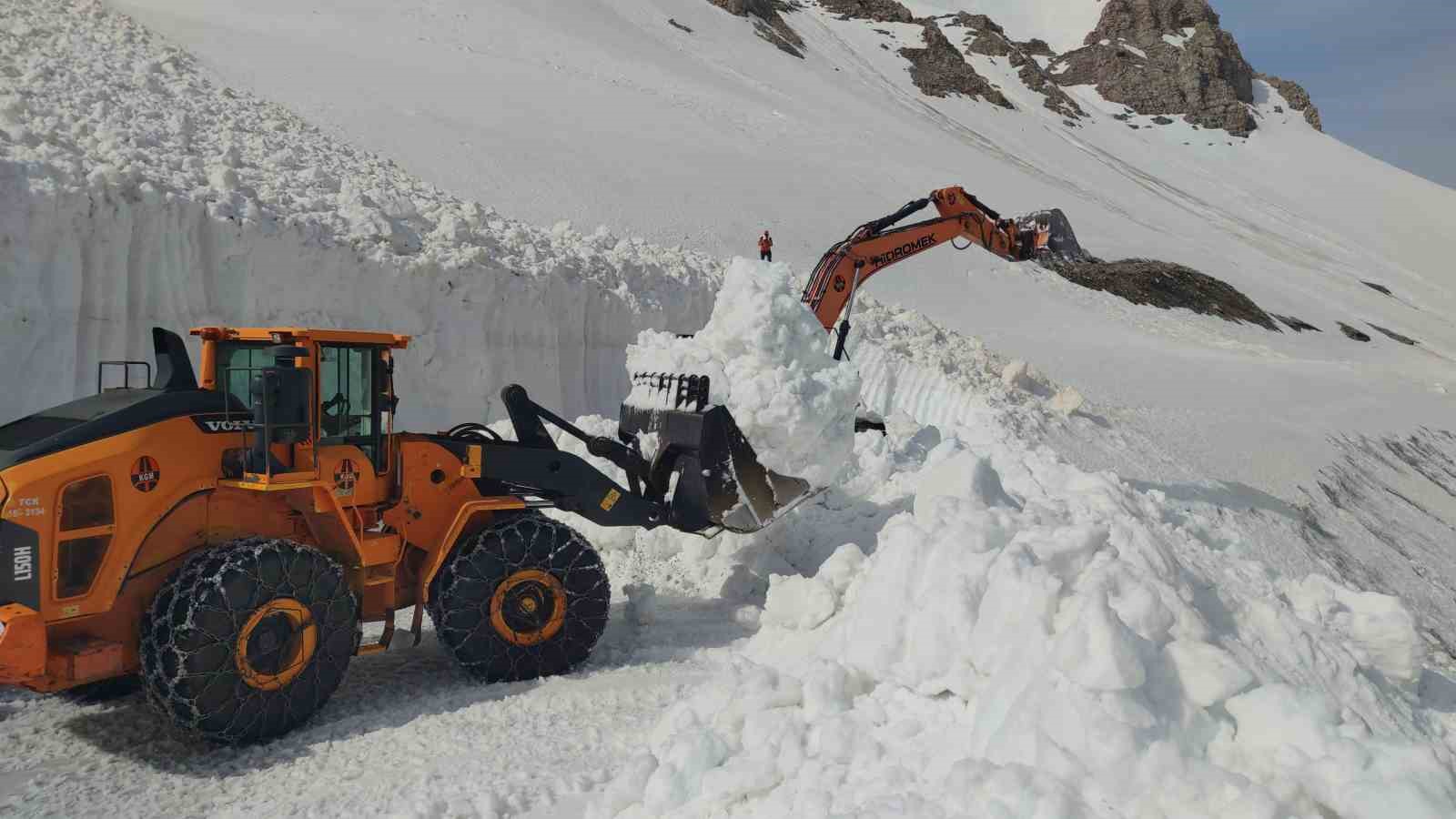 Van-Bahçesaray karayolu 130 gündür kapalı