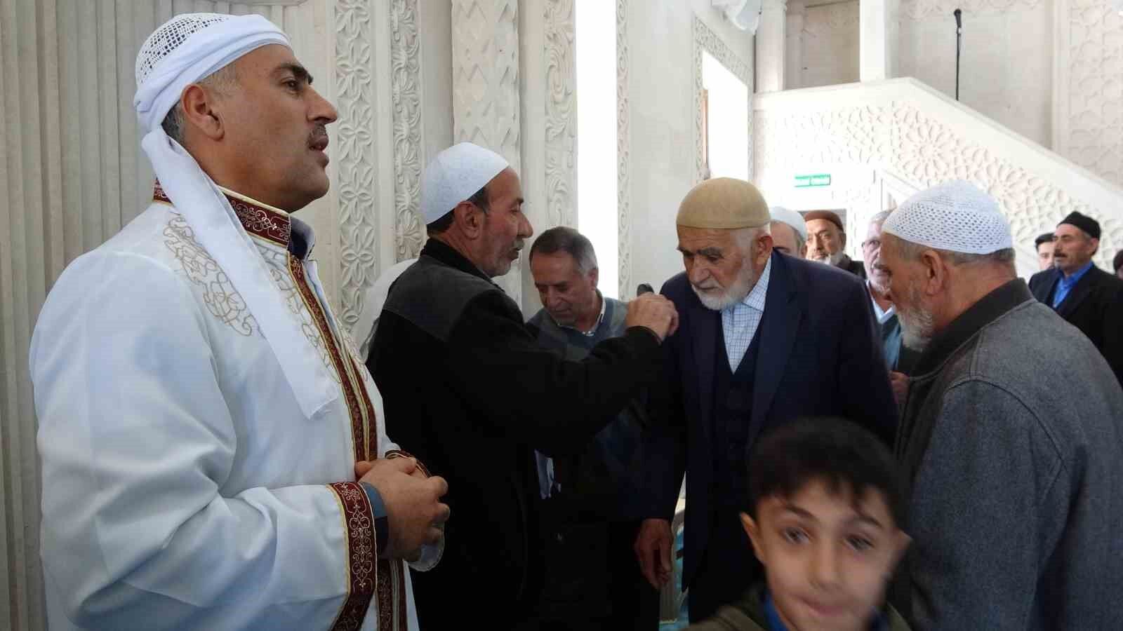 Tatvan’da Sakal-ı Şerif’i görenler duygusal anlar yaşadı