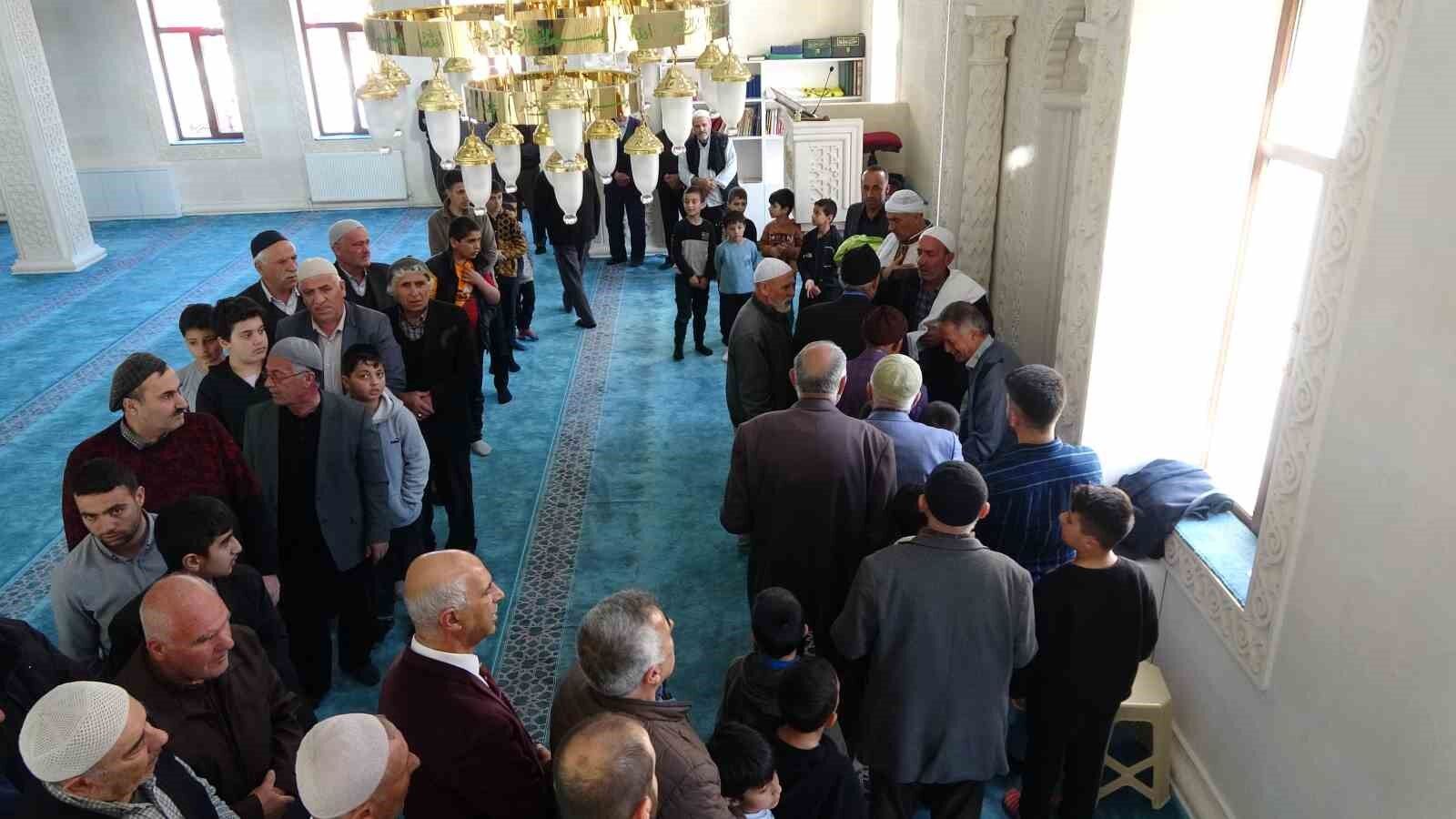 Tatvan’da Sakal-ı Şerif’i görenler duygusal anlar yaşadı