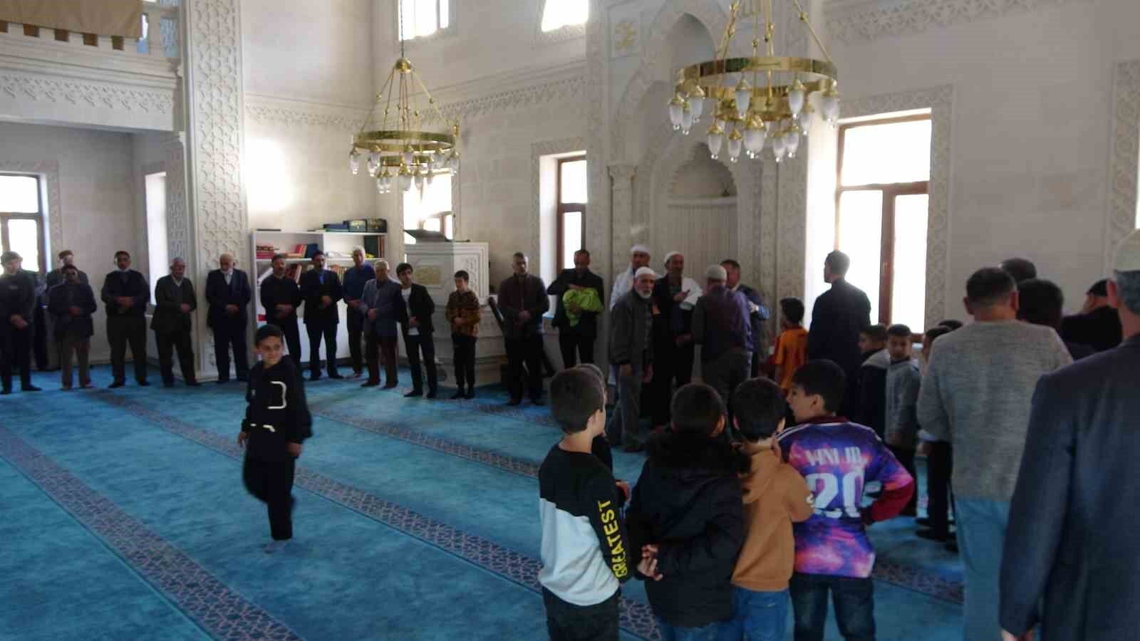 Tatvan’da Sakal-ı Şerif’i görenler duygusal anlar yaşadı