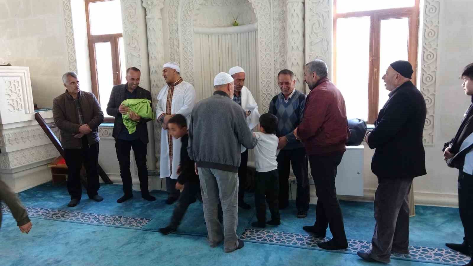 Tatvan’da Sakal-ı Şerif’i görenler duygusal anlar yaşadı