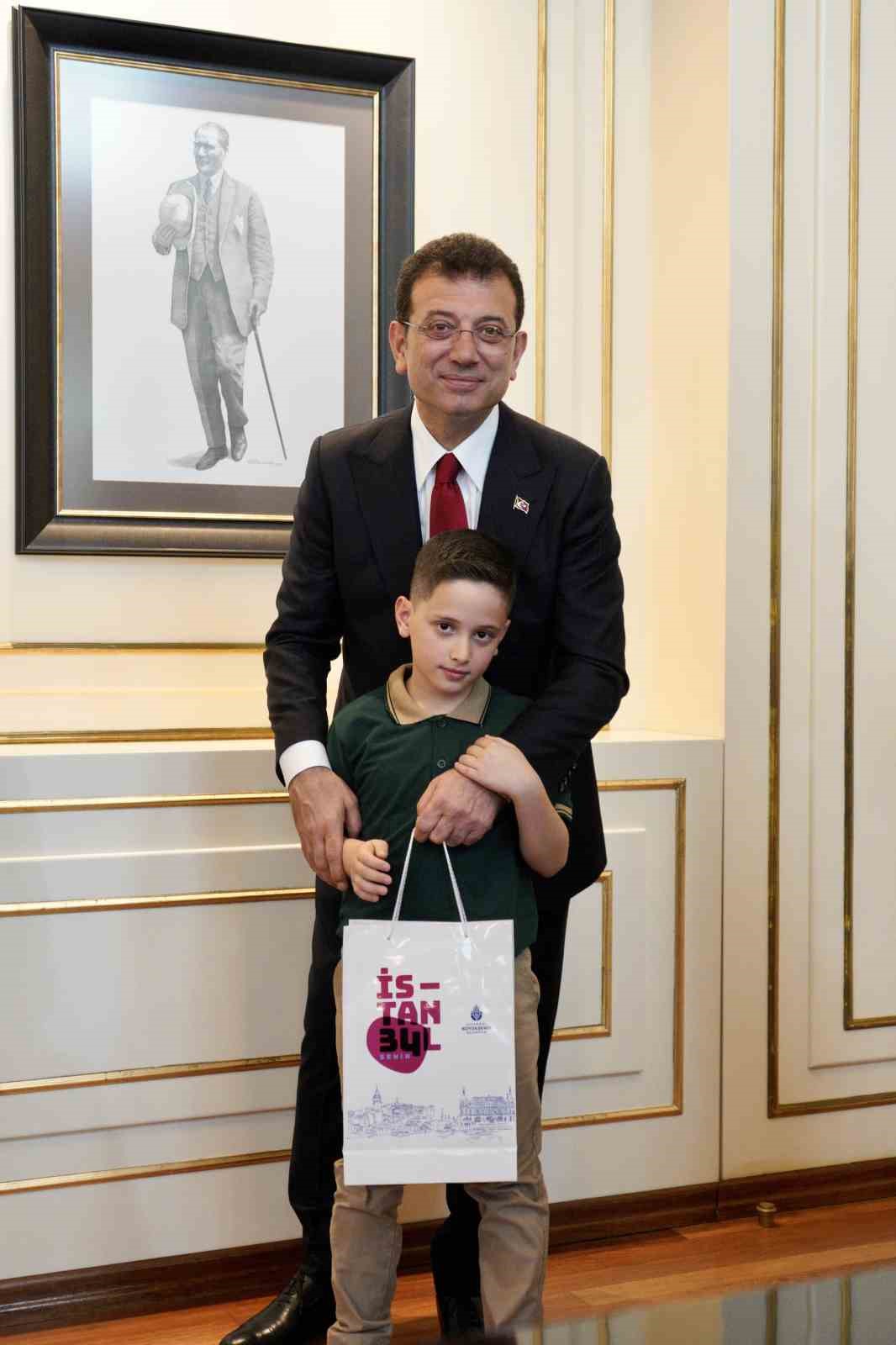 İBB Başkanı İmamoğlu, koltuğunu 3. sınıf öğrencisi Ali Selim Metli’ye devretti