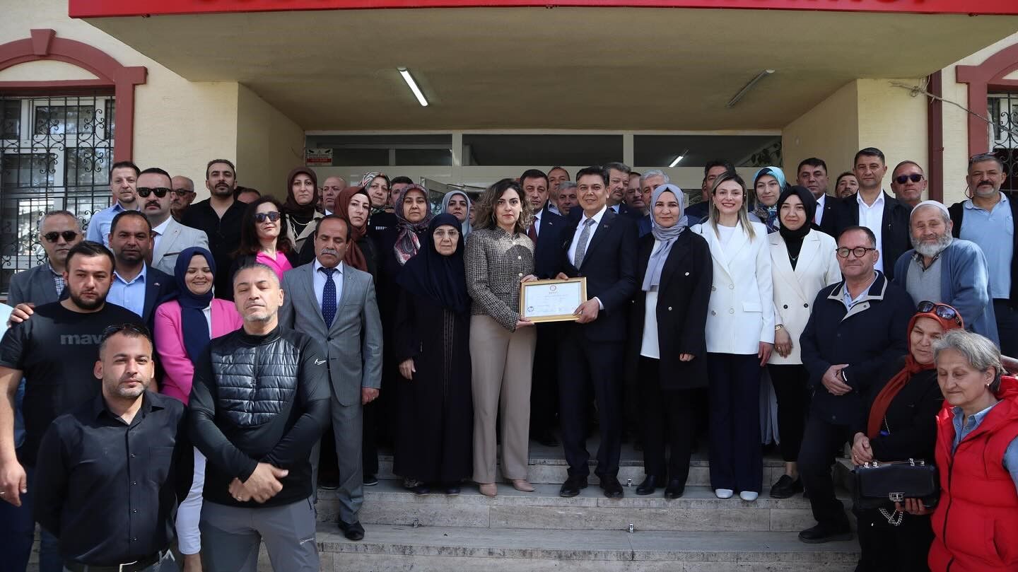 MHP lideri Bahçeli’nin tebrik ettiği Söğüt Belediye Başkanı Durgut mazbatasını aldı