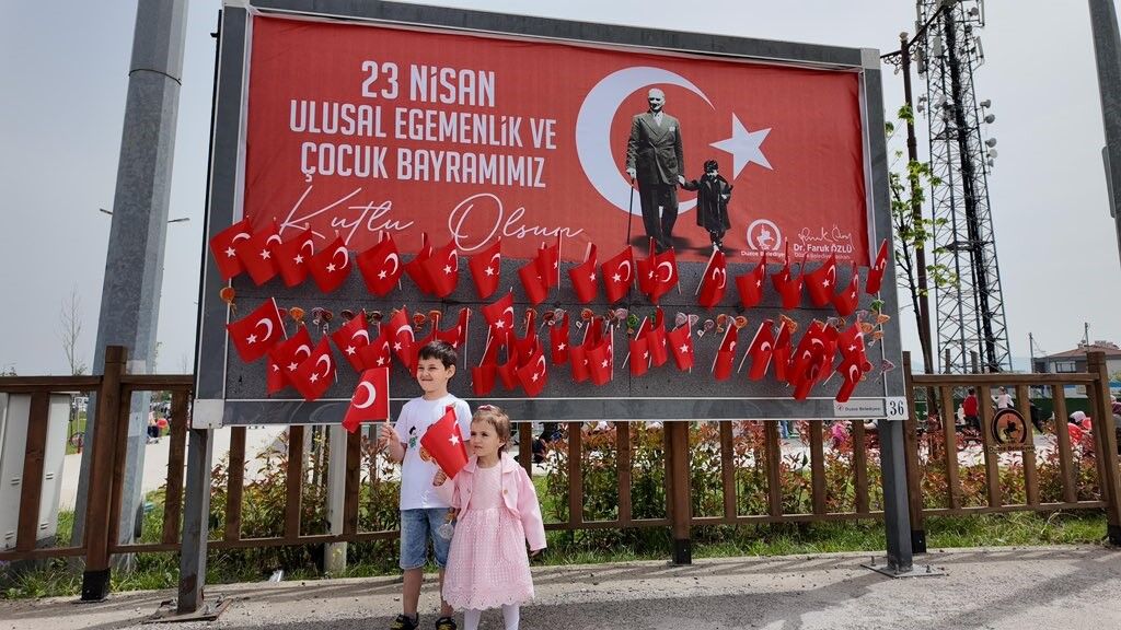 Reklam panolarını gören çocuklar şaşırdı