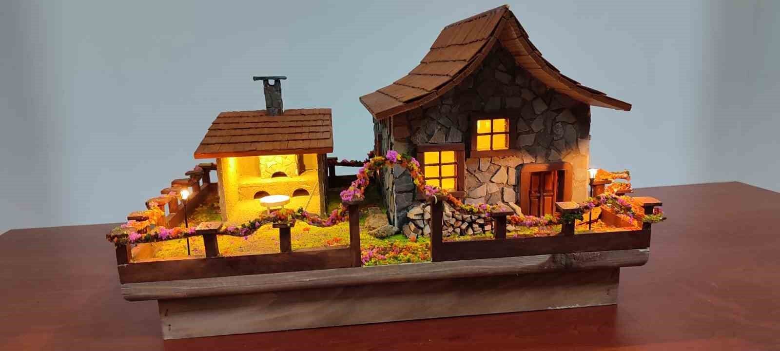 Doğadan topladıkları malzemelerle maket yapıyorlar