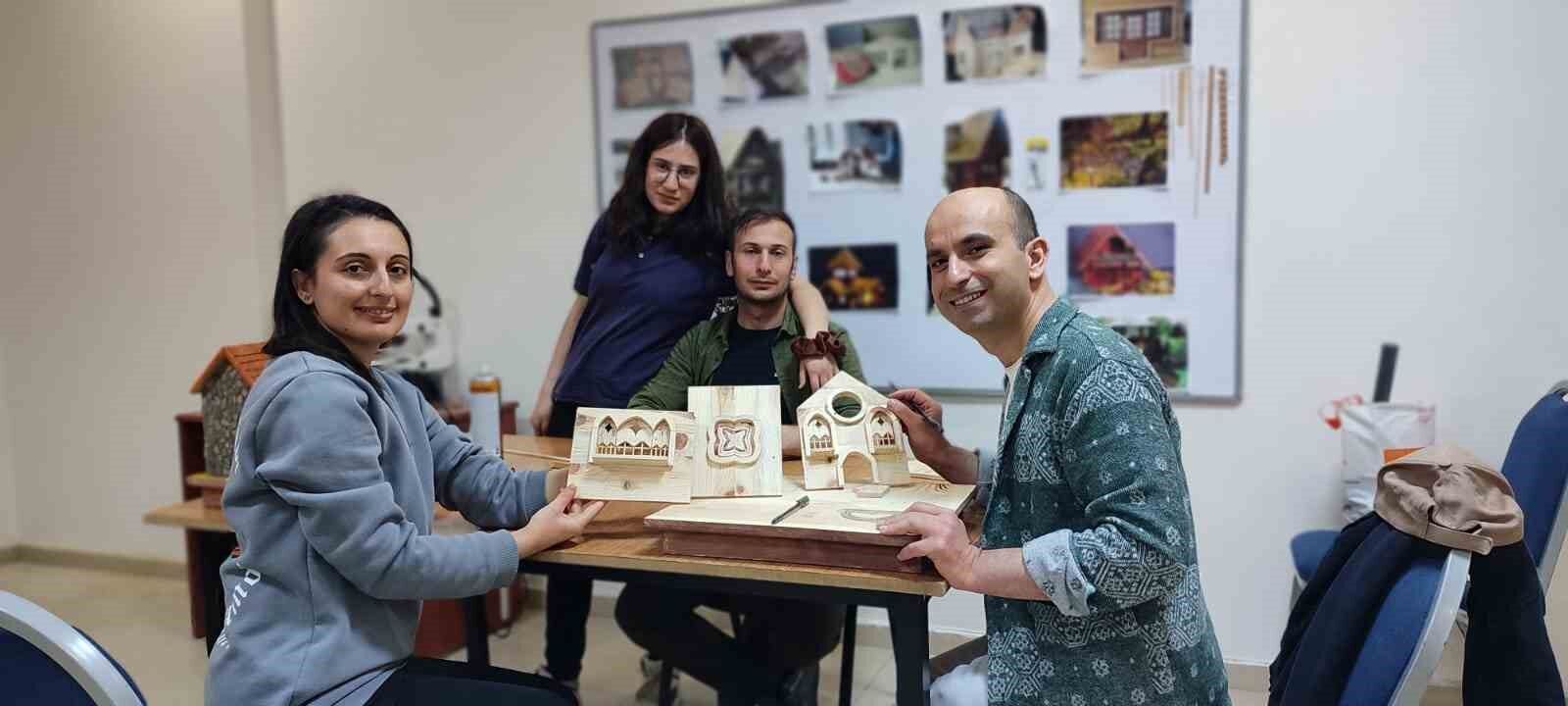 Doğadan topladıkları malzemelerle maket yapıyorlar