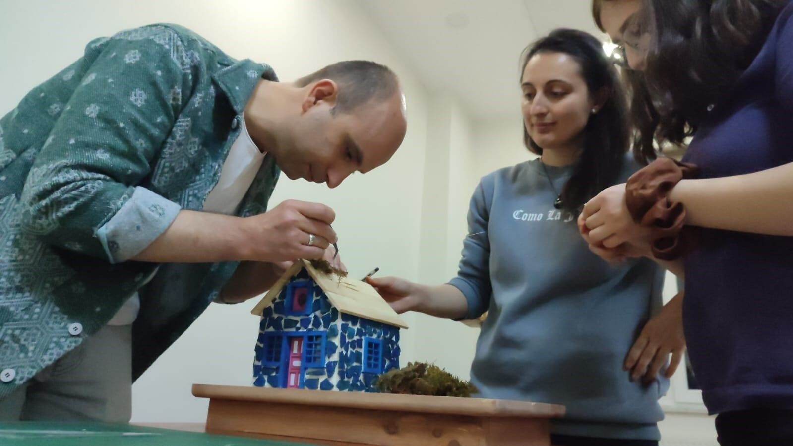 Doğadan topladıkları malzemelerle maket yapıyorlar