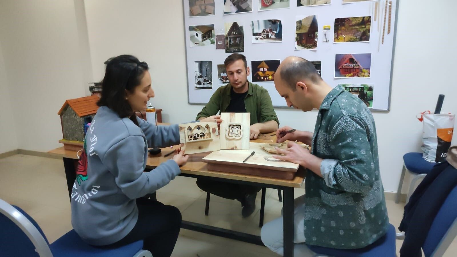 Doğadan topladıkları malzemelerle maket yapıyorlar