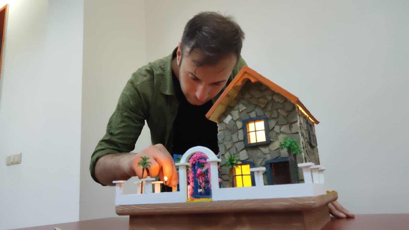 Doğadan topladıkları malzemelerle maket yapıyorlar