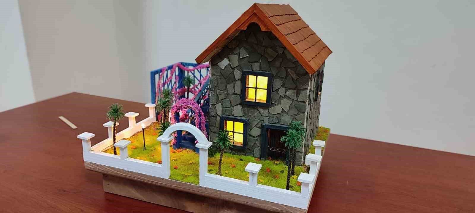 Doğadan topladıkları malzemelerle maket yapıyorlar