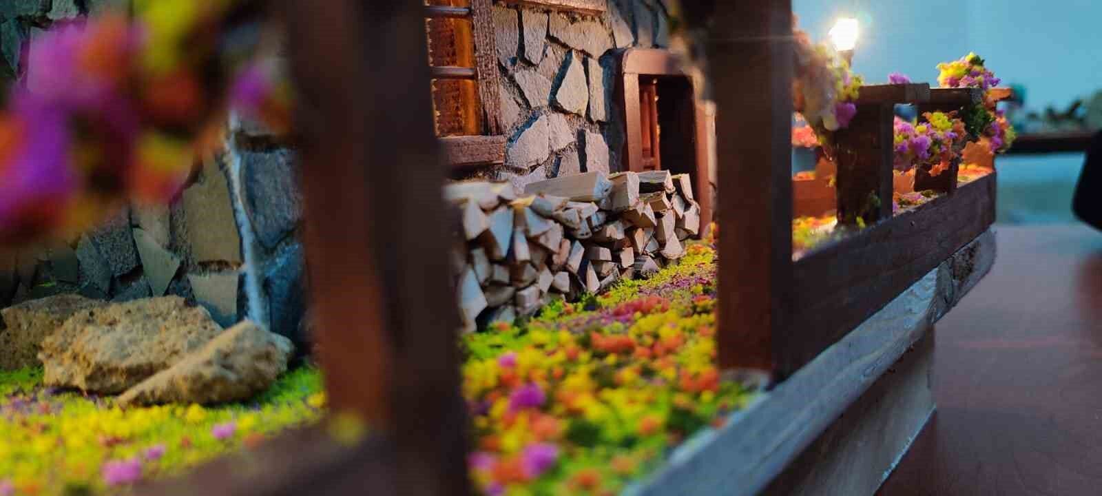 Doğadan topladıkları malzemelerle maket yapıyorlar