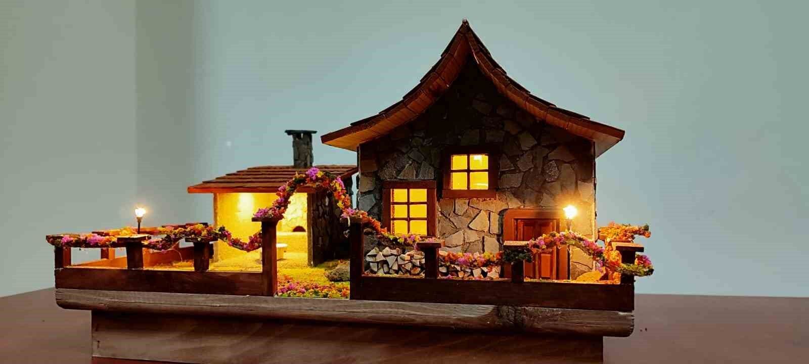 Doğadan topladıkları malzemelerle maket yapıyorlar