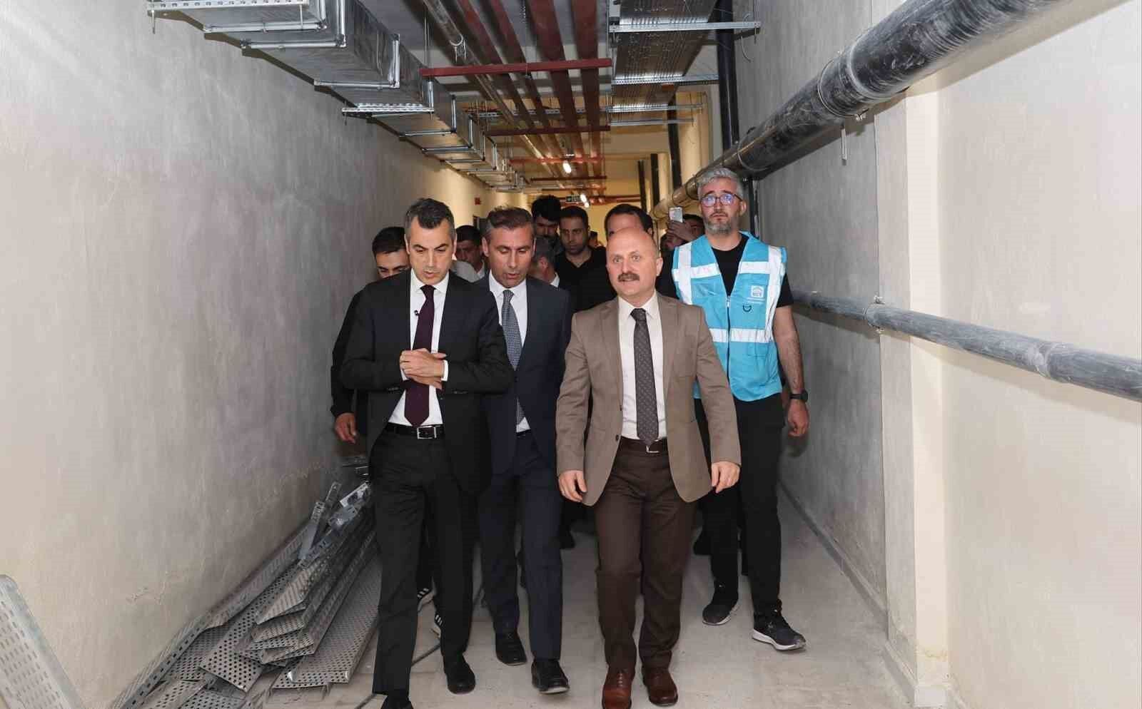 Vali Varol, Yarı olimpik kapalı yüzme havuzu inşaatını inceledi