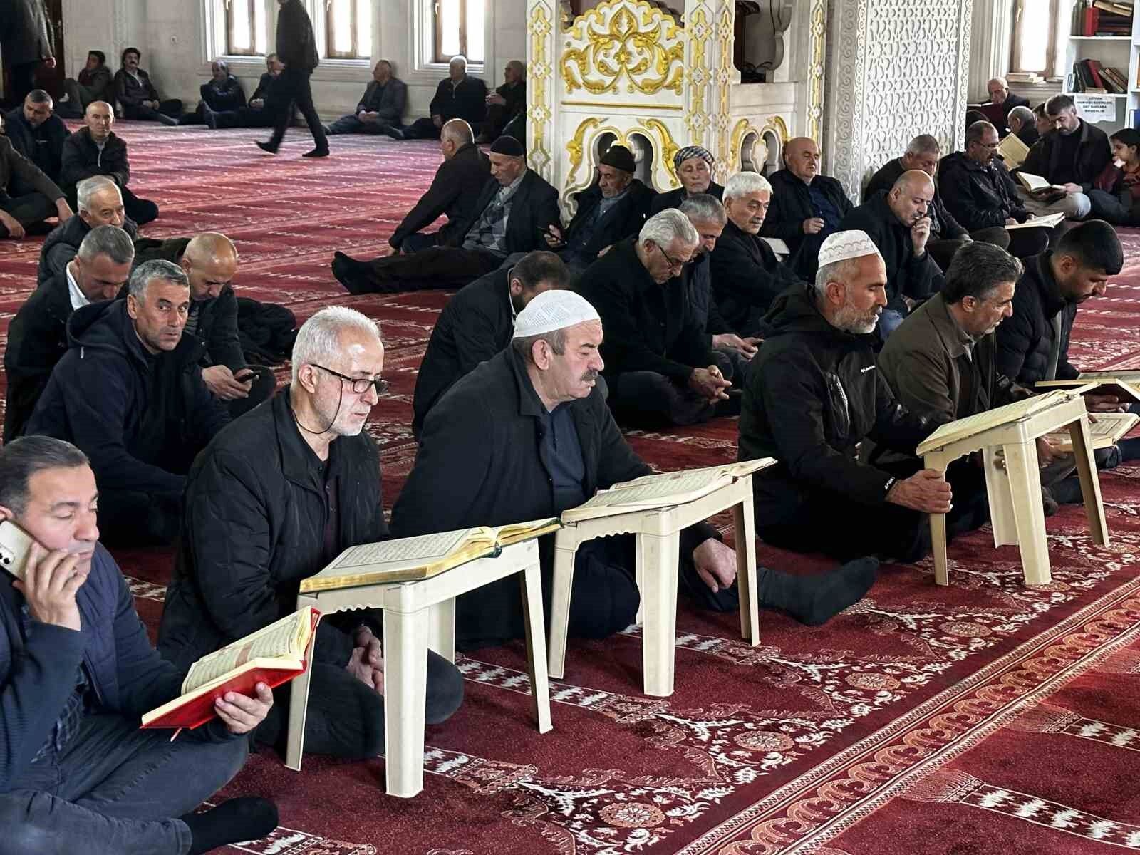 Yüksekova’da mukabele geleneği yaşatılıyor