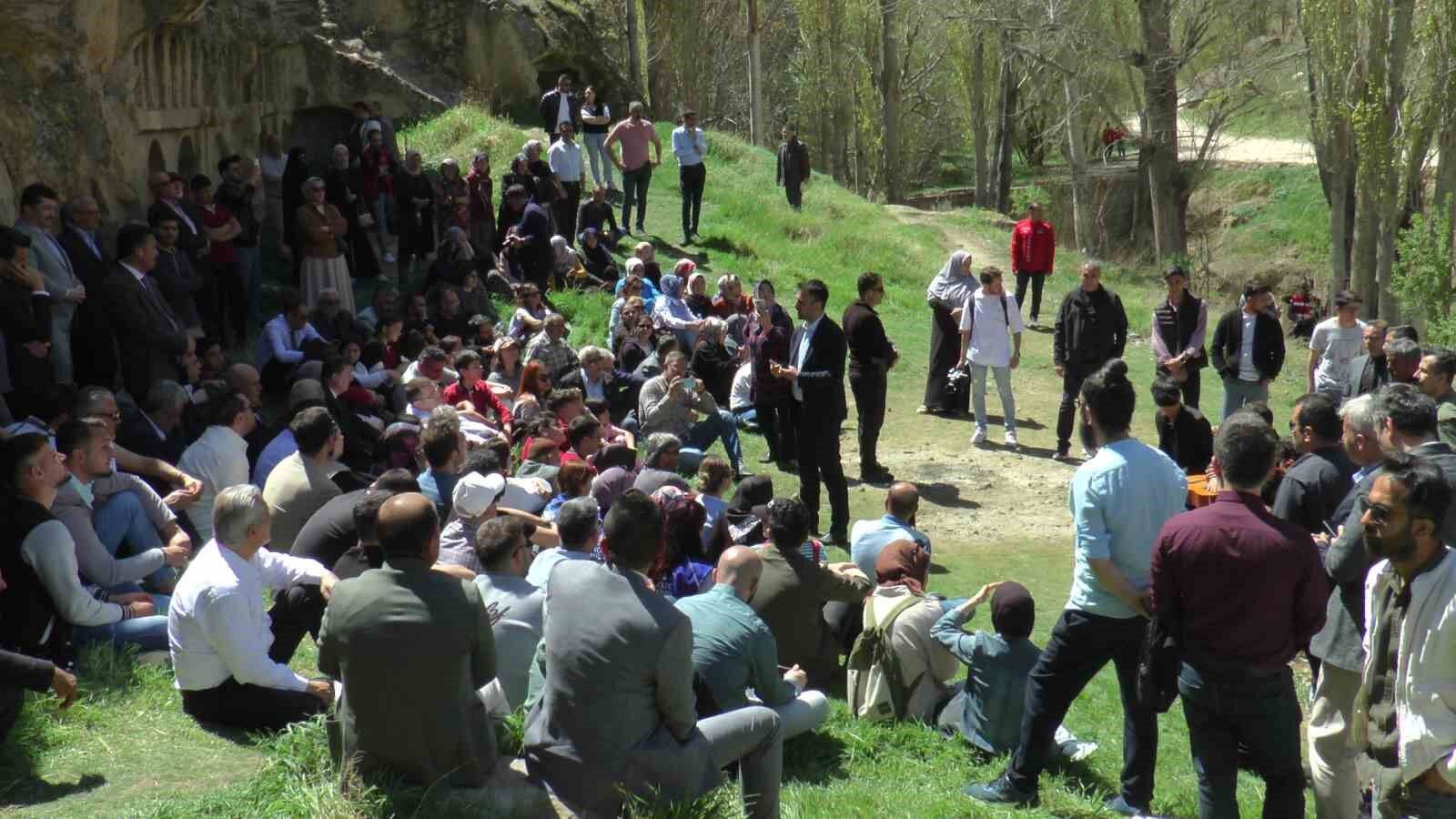 Vali Çiçek ve Başkan Büyükkılıç turizmcilerle şarkı söyledi