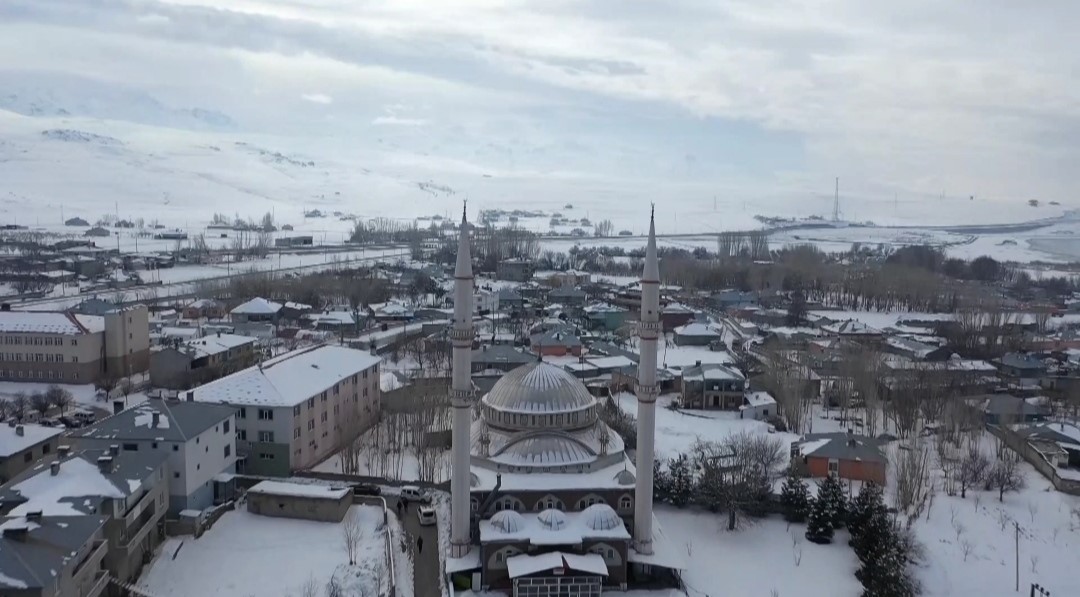 Van’da karla beyaza bürünen Erçek Gölü sahilinden mest eden görüntüler