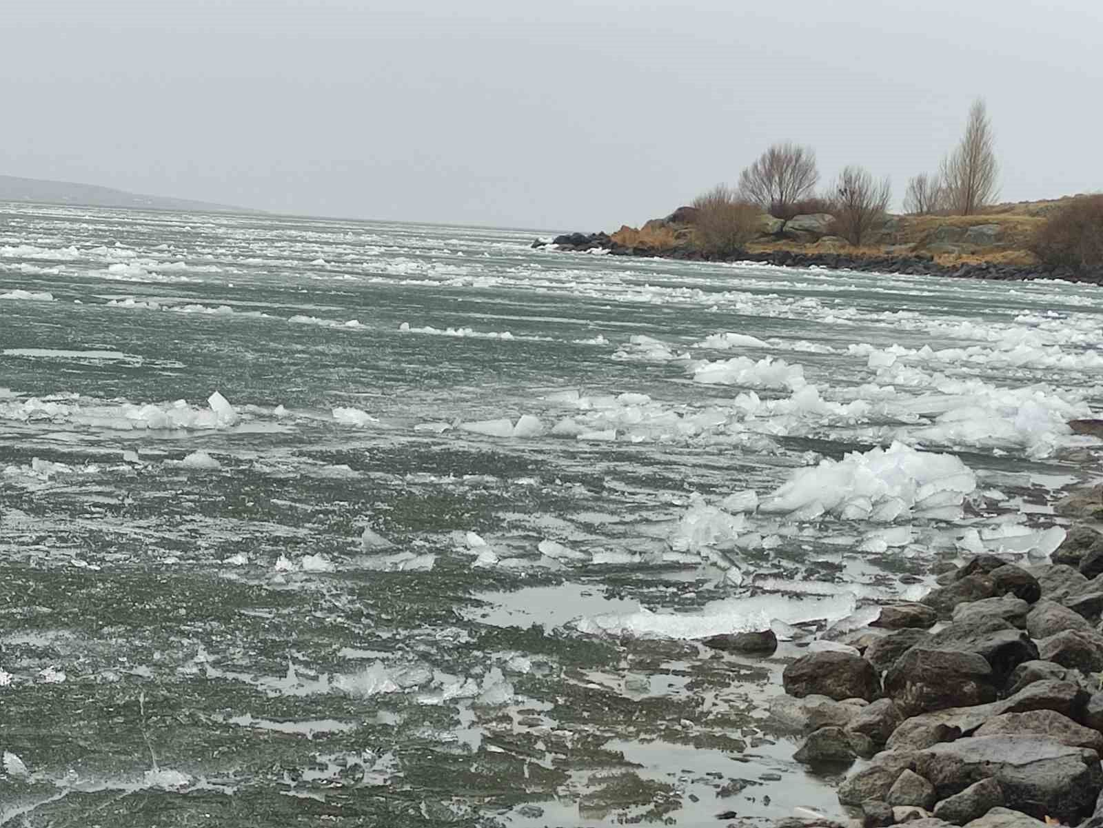 Çıldır Gölü’nde kutupları aratmayan görüntüler
