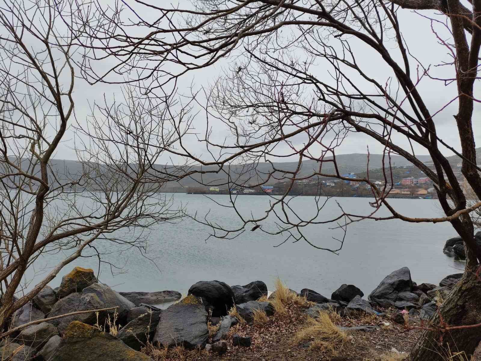 Çıldır Gölü’nde kutupları aratmayan görüntüler