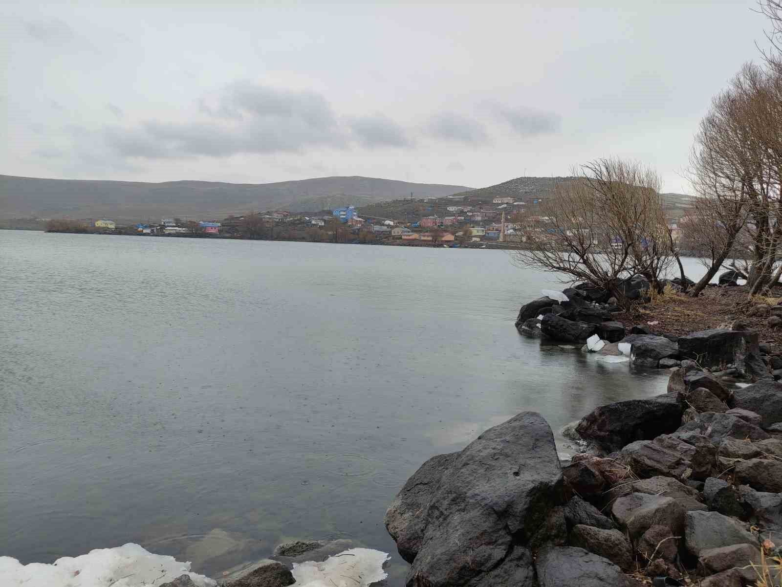 Çıldır Gölü’nde kutupları aratmayan görüntüler