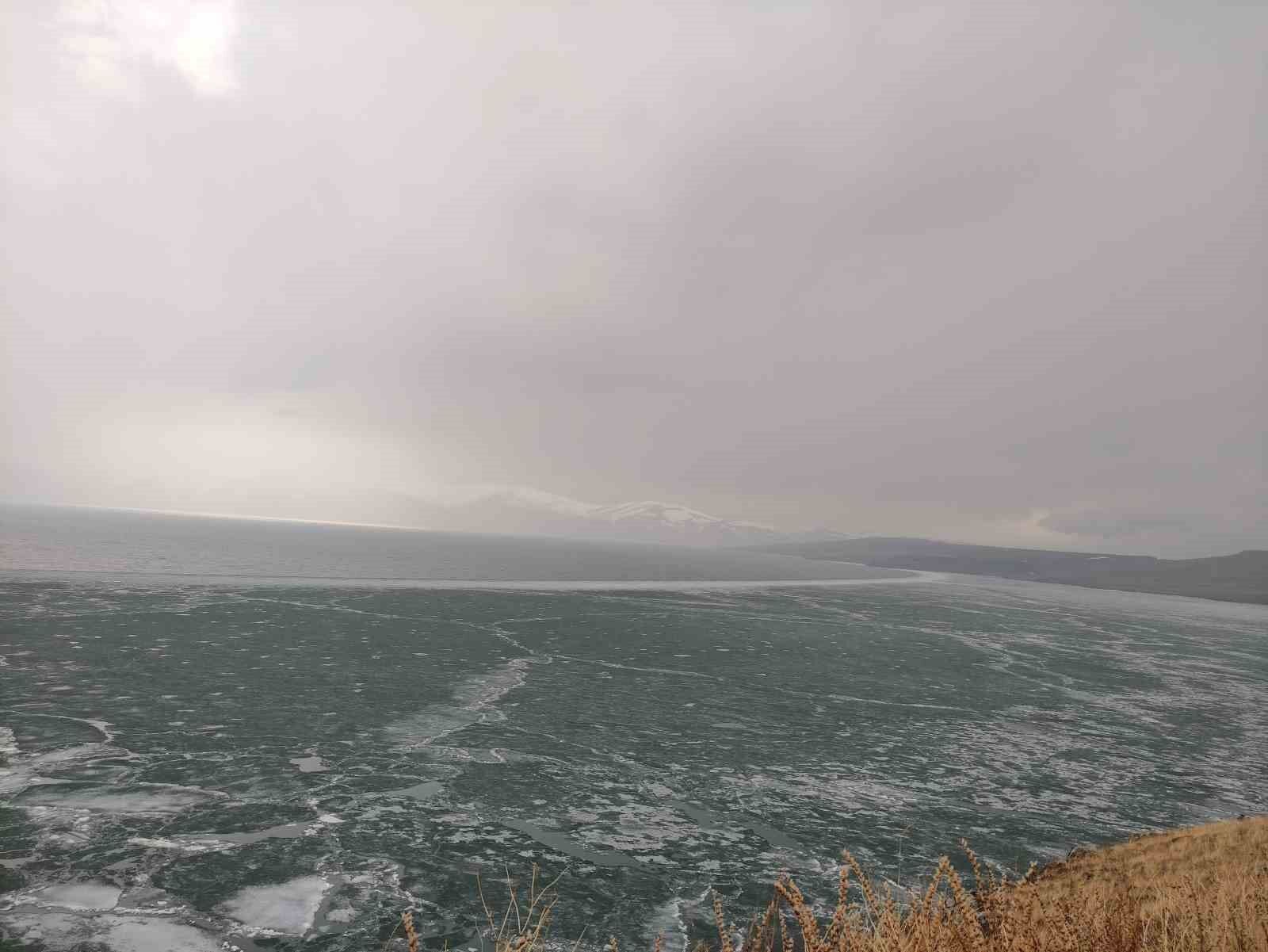 Çıldır Gölü’nde kutupları aratmayan görüntüler