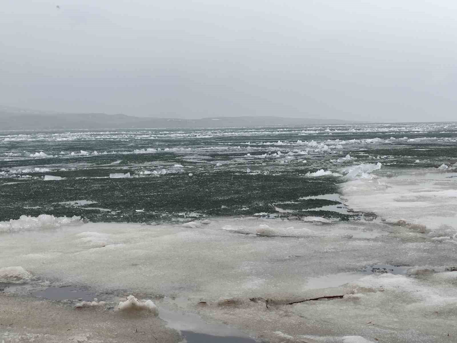 Çıldır Gölü’nde kutupları aratmayan görüntüler