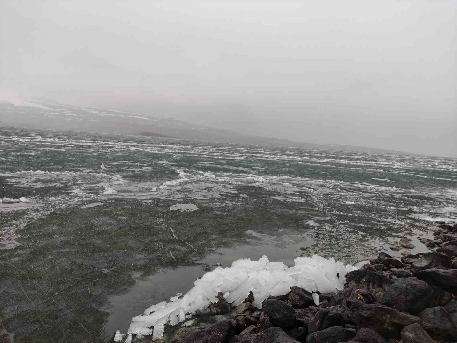 Çıldır Gölü’nde kutupları aratmayan görüntüler