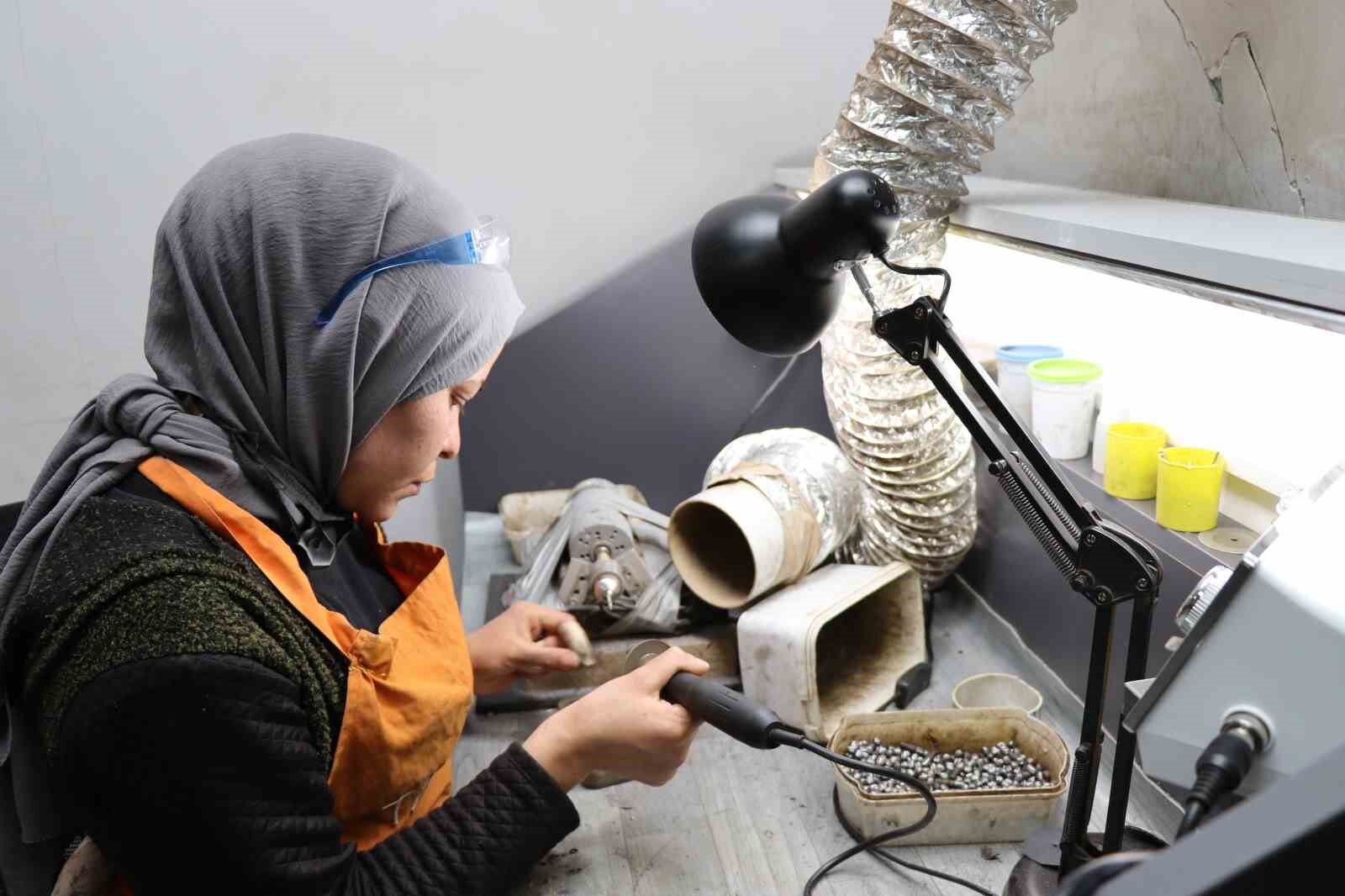 Oltu Taşı artık kadınlar tarafından nakış nakış işleniyor