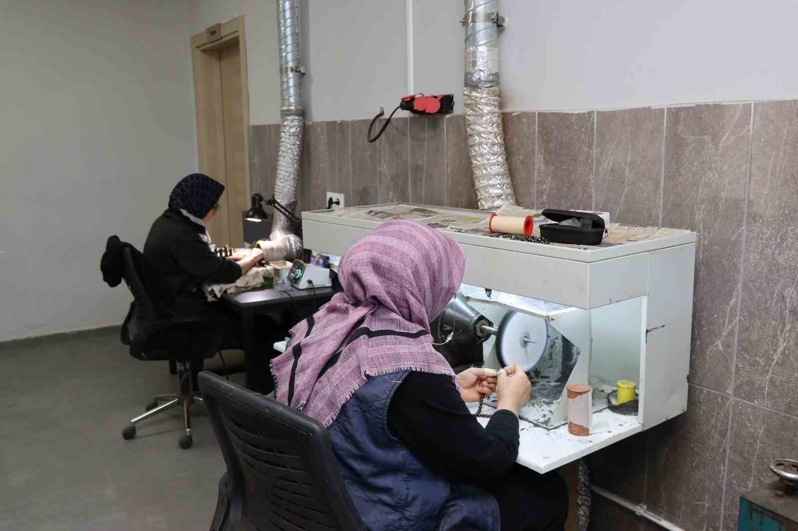 Oltu Taşı artık kadınlar tarafından nakış nakış işleniyor