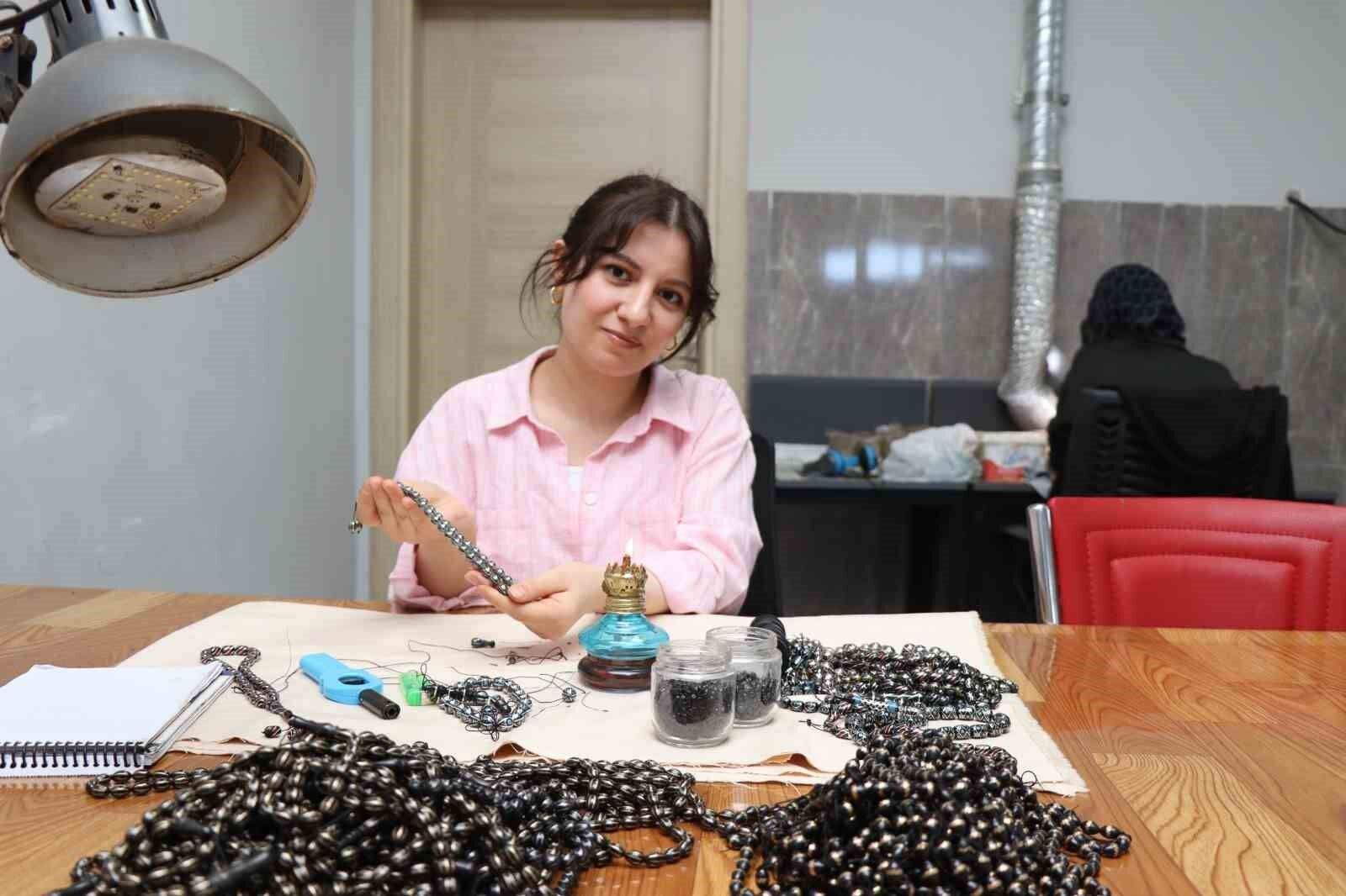 Oltu Taşı artık kadınlar tarafından nakış nakış işleniyor