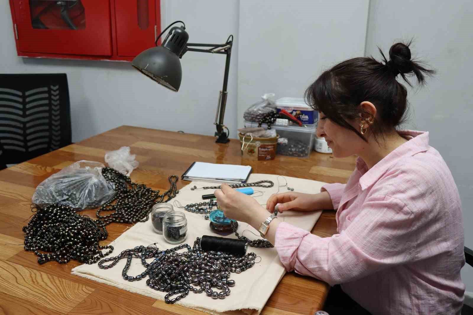 Oltu Taşı artık kadınlar tarafından nakış nakış işleniyor