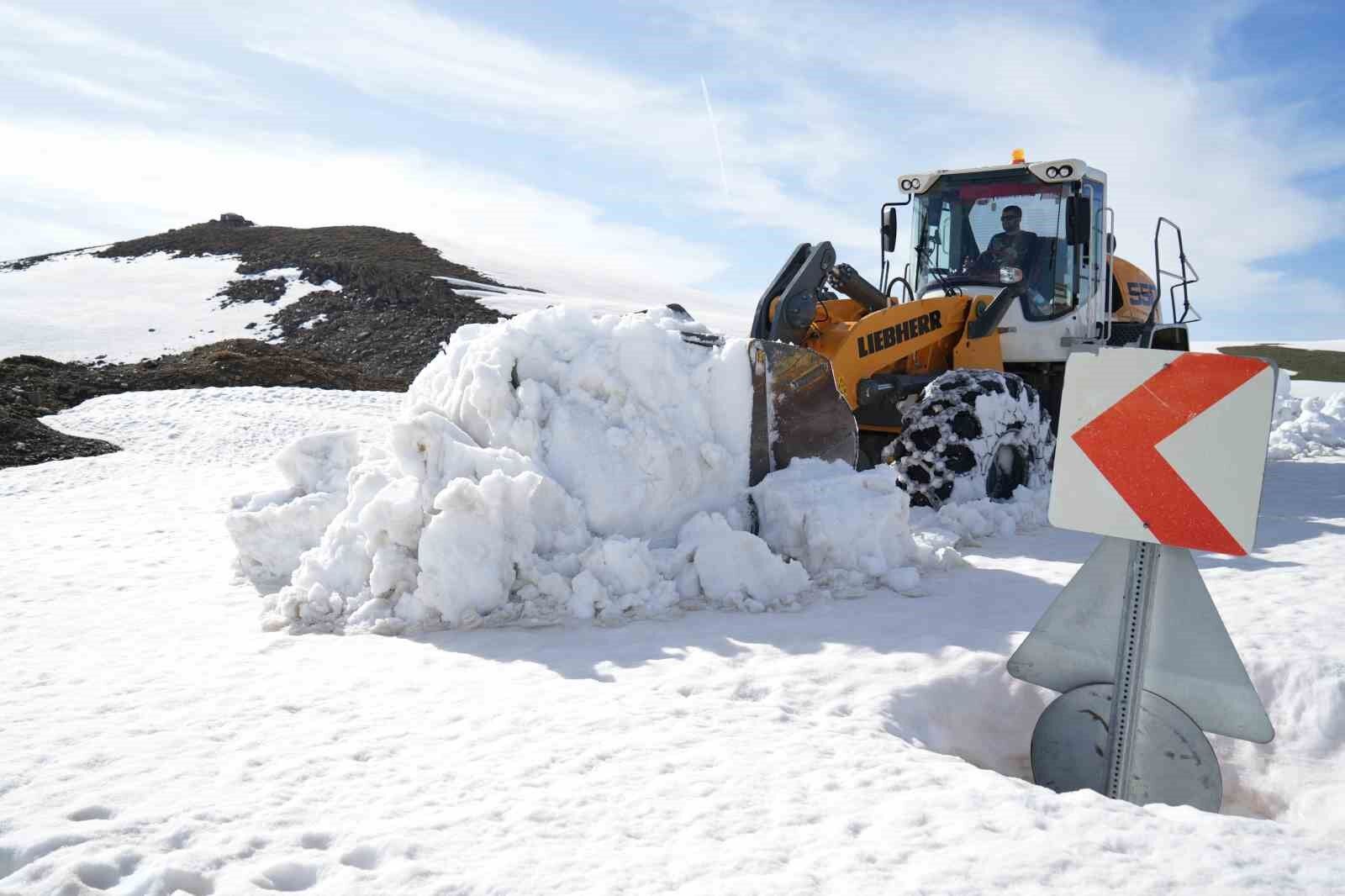 Muş’ta karla mücadele ekipleri 4 ayda 23 bin kilometre yol açtı