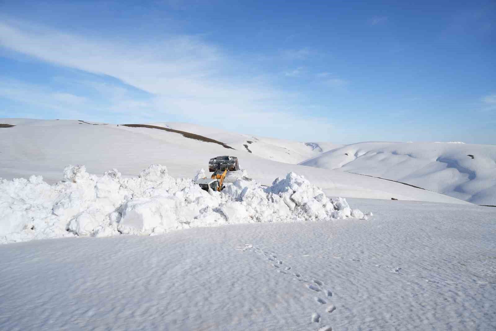 Muş’ta karla mücadele ekipleri 4 ayda 23 bin kilometre yol açtı