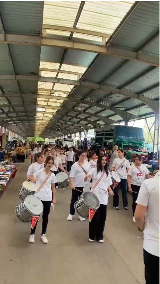 Çocuklar pazaryeri esnafına gösteri sergiledi