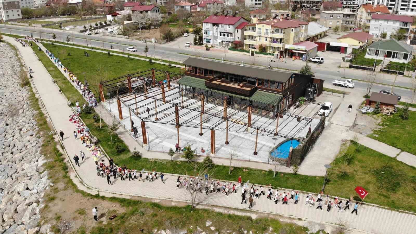 400 öğrenci yürüyüş yapıp sahilde kitap okudu