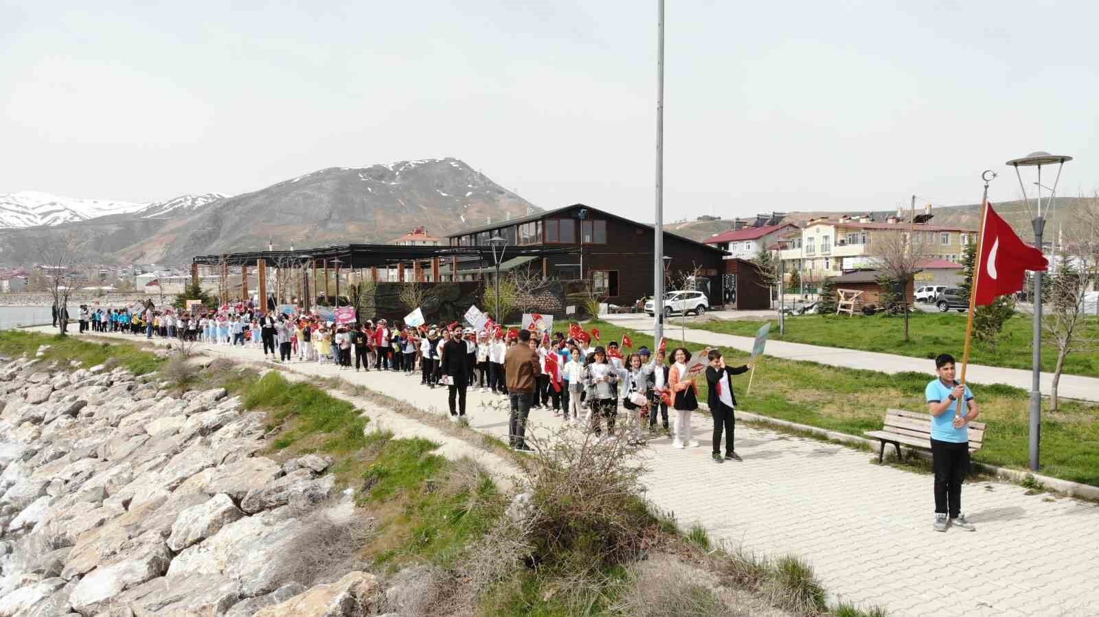 400 öğrenci yürüyüş yapıp sahilde kitap okudu