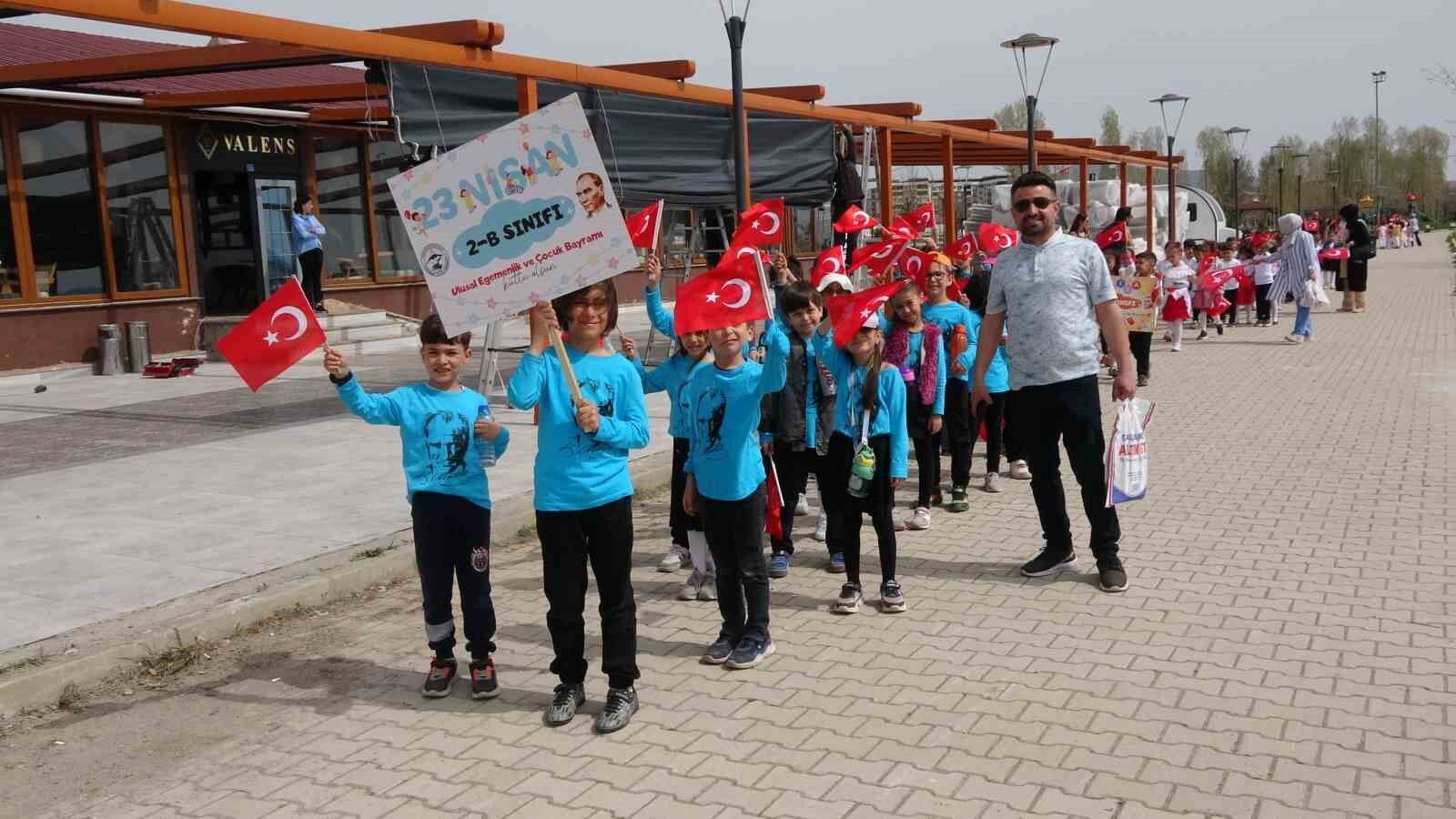 400 öğrenci yürüyüş yapıp sahilde kitap okudu