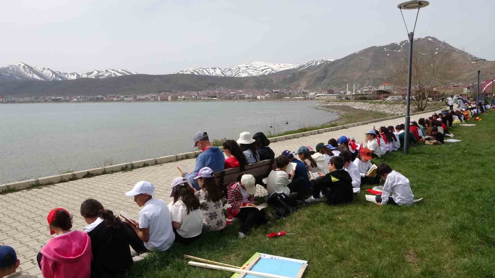 400 öğrenci yürüyüş yapıp sahilde kitap okudu