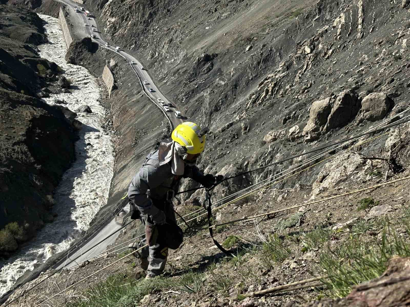 Yüksekova’da heyelan sonrası dağcılar devreye girdi