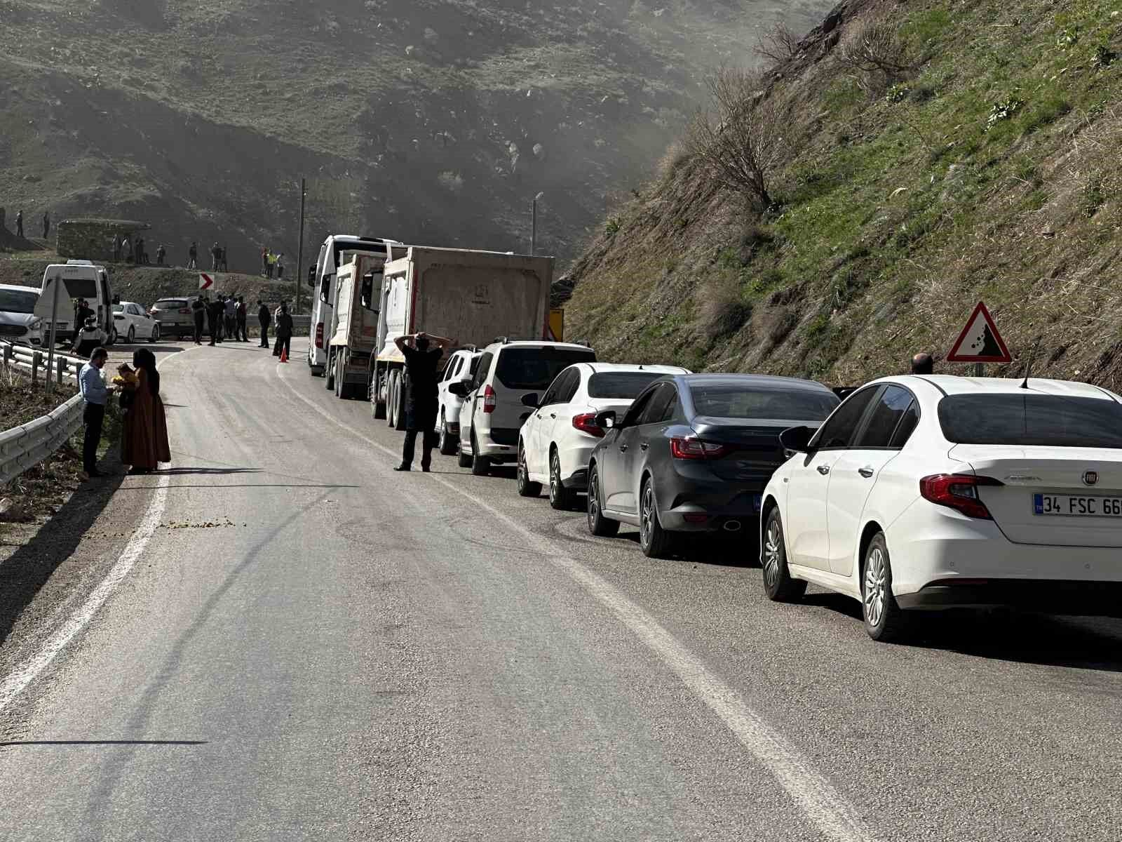 Yüksekova’da heyelan sonrası dağcılar devreye girdi